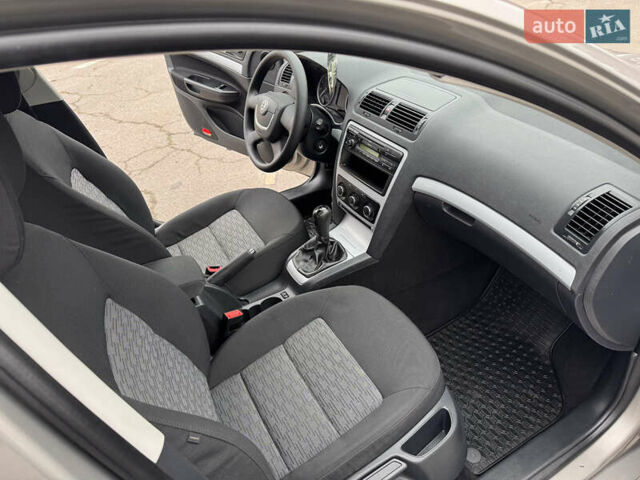 Бежевый Шкода Октавия, объемом двигателя 1.6 л и пробегом 223 тыс. км за 7700 $, фото 35 на Automoto.ua