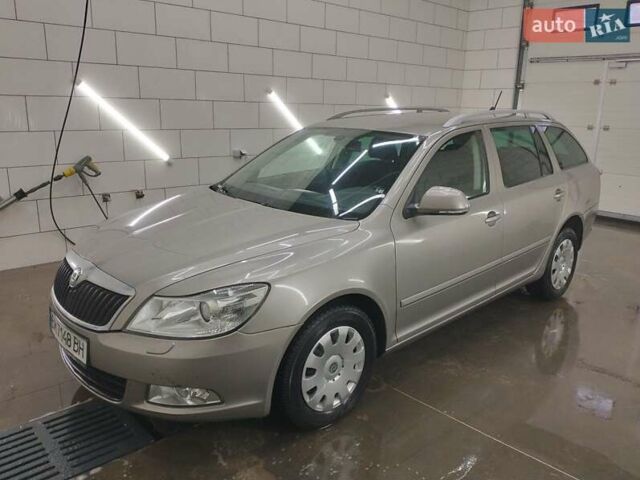 Бежевий Шкода Октавія, об'ємом двигуна 1.6 л та пробігом 350 тис. км за 7600 $, фото 1 на Automoto.ua