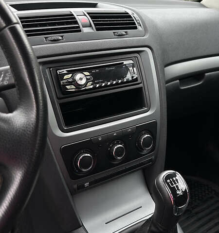 Бежевий Шкода Октавія, об'ємом двигуна 1.97 л та пробігом 299 тис. км за 8300 $, фото 6 на Automoto.ua