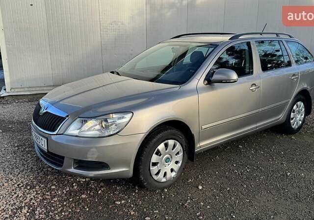 Бежевий Шкода Октавія, об'ємом двигуна 1.6 л та пробігом 107 тис. км за 10000 $, фото 5 на Automoto.ua