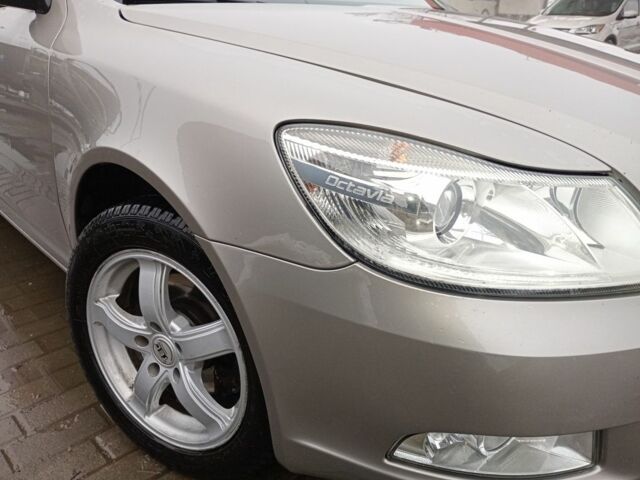 Бежевый Шкода Октавия, объемом двигателя 2 л и пробегом 295 тыс. км за 7300 $, фото 1 на Automoto.ua