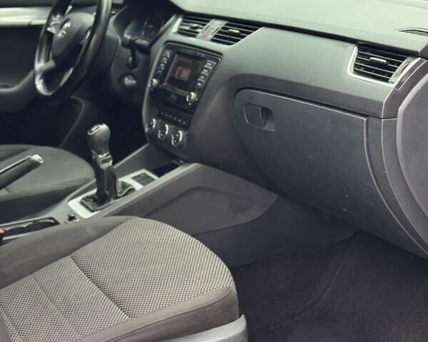 Бежевый Шкода Октавия, объемом двигателя 1.97 л и пробегом 335 тыс. км за 10900 $, фото 27 на Automoto.ua