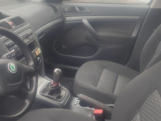 Бежевый Шкода Октавия, объемом двигателя 1.6 л и пробегом 196 тыс. км за 8000 $, фото 6 на Automoto.ua