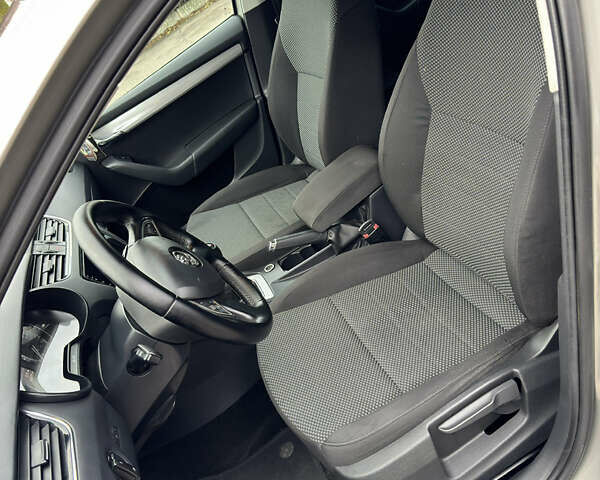 Бежевый Шкода Октавия, объемом двигателя 1.6 л и пробегом 160 тыс. км за 13500 $, фото 33 на Automoto.ua