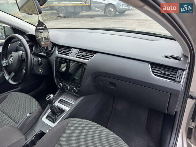 Бежевый Шкода Октавия, объемом двигателя 1.6 л и пробегом 160 тыс. км за 13500 $, фото 24 на Automoto.ua