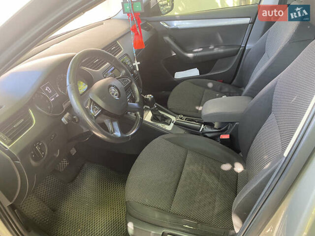 Бежевый Шкода Октавия, объемом двигателя 1.4 л и пробегом 300 тыс. км за 9000 $, фото 2 на Automoto.ua