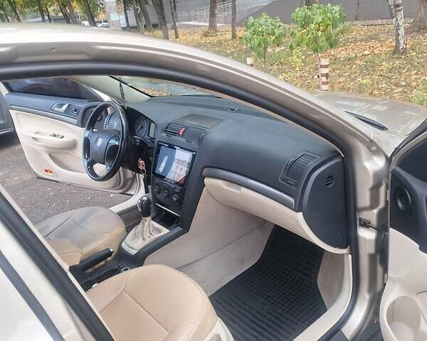 Шкода Октавія 2004 у Дніпро (Дніпропетровську) на Automoto.ua Бежевий Шкода Октавія, об'ємом двигуна 1.6 л та пробігом 250 тис. км за 5900 $, фото 5 на Automoto.ua