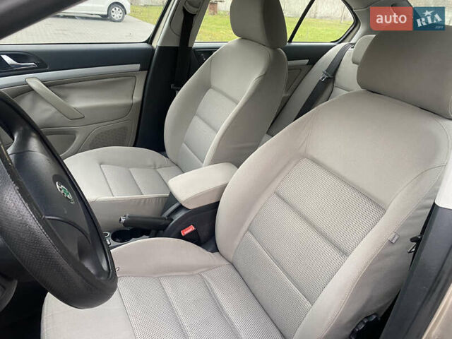 Бежевий Шкода Октавія, об'ємом двигуна 1.6 л та пробігом 229 тис. км за 5000 $, фото 9 на Automoto.ua