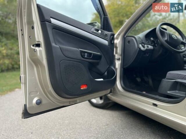 Бежевый Шкода Октавия, объемом двигателя 1.6 л и пробегом 155 тыс. км за 5750 $, фото 24 на Automoto.ua