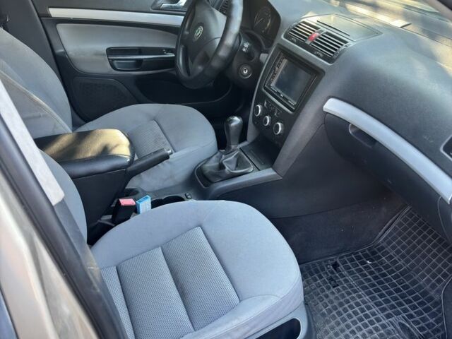 Бежевый Шкода Октавия, объемом двигателя 1.6 л и пробегом 240 тыс. км за 5900 $, фото 6 на Automoto.ua