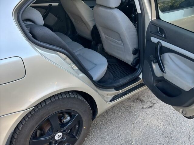 Бежевый Шкода Октавия, объемом двигателя 1.6 л и пробегом 240 тыс. км за 5900 $, фото 5 на Automoto.ua