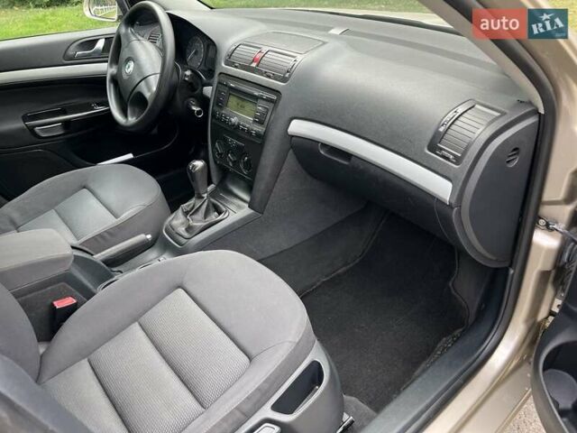 Бежевый Шкода Октавия, объемом двигателя 1.6 л и пробегом 155 тыс. км за 5750 $, фото 18 на Automoto.ua