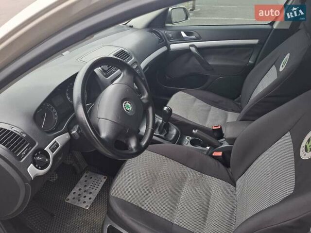 Шкода Октавия 2005 в Малине на Automoto.ua Бежевый Шкода Октавия, объемом двигателя 1.6 л и пробегом 324 тыс. км за 6900 $, фото 4 на Automoto.ua