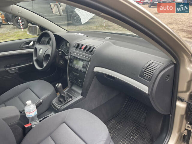 Бежевий Шкода Октавія, об'ємом двигуна 0 л та пробігом 235 тис. км за 6450 $, фото 66 на Automoto.ua