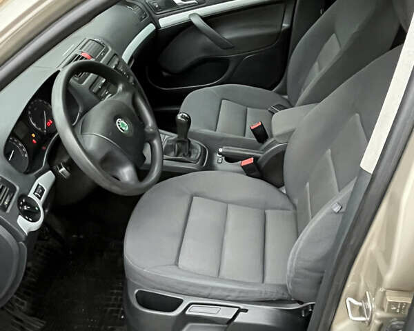 Бежевий Шкода Октавія, об'ємом двигуна 1.6 л та пробігом 193 тис. км за 5999 $, фото 7 на Automoto.ua