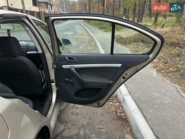 Бежевий Шкода Октавія, об'ємом двигуна 1.6 л та пробігом 193 тис. км за 5999 $, фото 12 на Automoto.ua