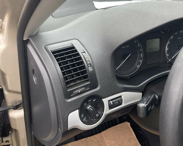 Бежевий Шкода Октавія, об'ємом двигуна 0 л та пробігом 235 тис. км за 6450 $, фото 55 на Automoto.ua