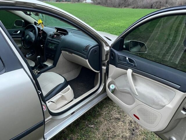 Бежевый Шкода Октавия, объемом двигателя 1.6 л и пробегом 320 тыс. км за 5300 $, фото 5 на Automoto.ua