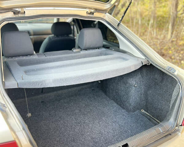 Бежевый Шкода Октавия, объемом двигателя 1.6 л и пробегом 232 тыс. км за 5900 $, фото 12 на Automoto.ua