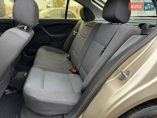 Бежевый Шкода Октавия, объемом двигателя 1.6 л и пробегом 245 тыс. км за 4999 $, фото 13 на Automoto.ua