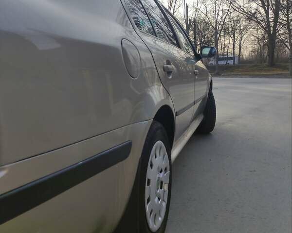 Бежевый Шкода Октавия, объемом двигателя 1.6 л и пробегом 255 тыс. км за 4000 $, фото 9 на Automoto.ua