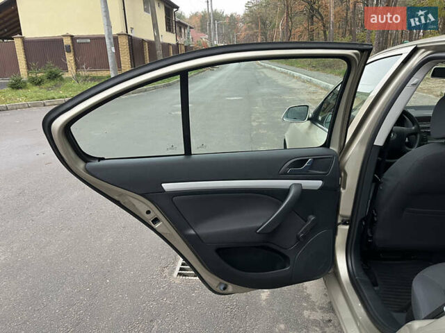 Бежевий Шкода Октавія, об'ємом двигуна 1.6 л та пробігом 193 тис. км за 5999 $, фото 10 на Automoto.ua
