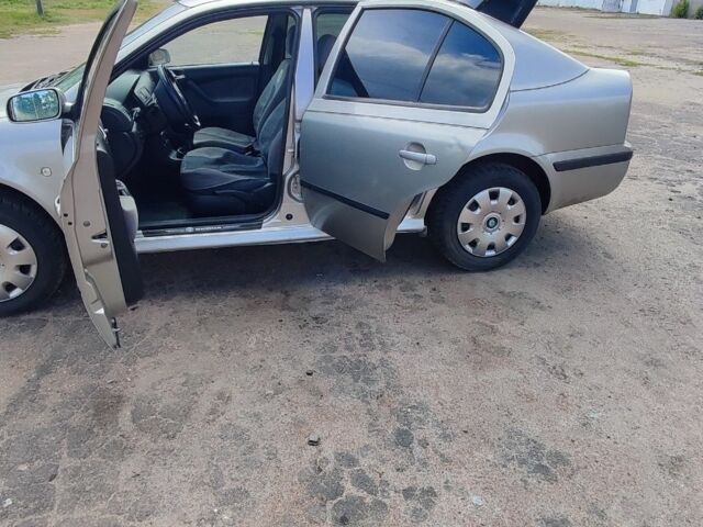 Бежевый Шкода Октавия, объемом двигателя 1.6 л и пробегом 390 тыс. км за 4150 $, фото 3 на Automoto.ua