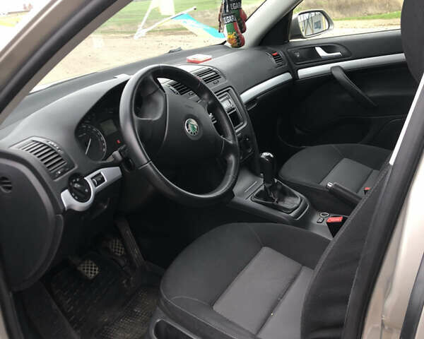 Бежевый Шкода Октавия, объемом двигателя 1.6 л и пробегом 102 тыс. км за 6200 $, фото 5 на Automoto.ua