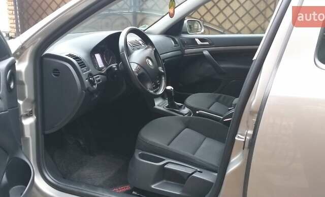 Бежевый Шкода Октавия, объемом двигателя 1.6 л и пробегом 175 тыс. км за 7300 $, фото 6 на Automoto.ua