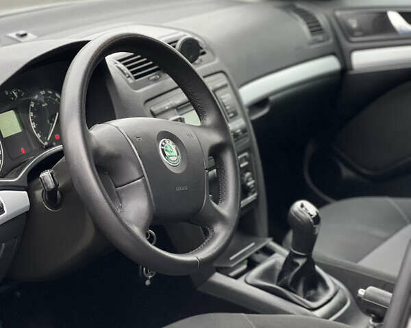 Бежевый Шкода Октавия, объемом двигателя 1.6 л и пробегом 240 тыс. км за 5300 $, фото 6 на Automoto.ua