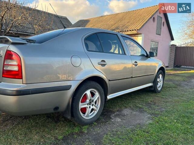 Бежевый Шкода Октавия, объемом двигателя 1.6 л и пробегом 387 тыс. км за 4600 $, фото 3 на Automoto.ua