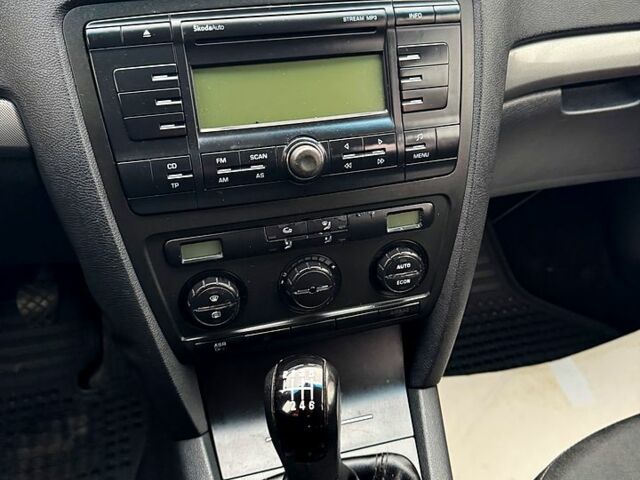 Бежевый Шкода Октавия, объемом двигателя 2 л и пробегом 298 тыс. км за 5300 $, фото 11 на Automoto.ua