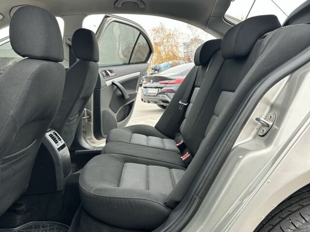 Бежевий Шкода Октавія, об'ємом двигуна 1.6 л та пробігом 226 тис. км за 5999 $, фото 8 на Automoto.ua