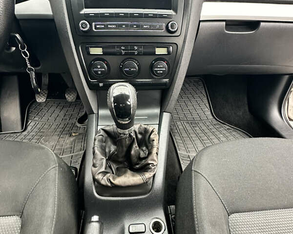 Бежевый Шкода Октавия, объемом двигателя 1.6 л и пробегом 226 тыс. км за 5999 $, фото 6 на Automoto.ua