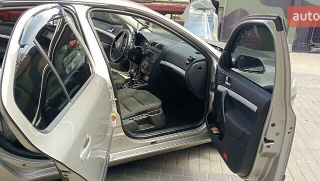 Бежевий Шкода Октавія, об'ємом двигуна 1.98 л та пробігом 325 тис. км за 5700 $, фото 6 на Automoto.ua