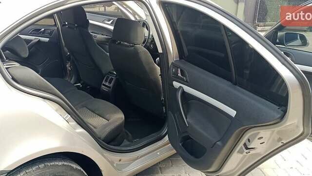 Бежевий Шкода Октавія, об'ємом двигуна 1.98 л та пробігом 325 тис. км за 5700 $, фото 4 на Automoto.ua