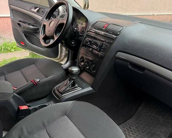 Шкода Октавия 2008 в Лохвице на Automoto.ua Бежевый Шкода Октавия, объемом двигателя 1.6 л и пробегом 253 тыс. км за 6200 $, фото 3 на Automoto.ua