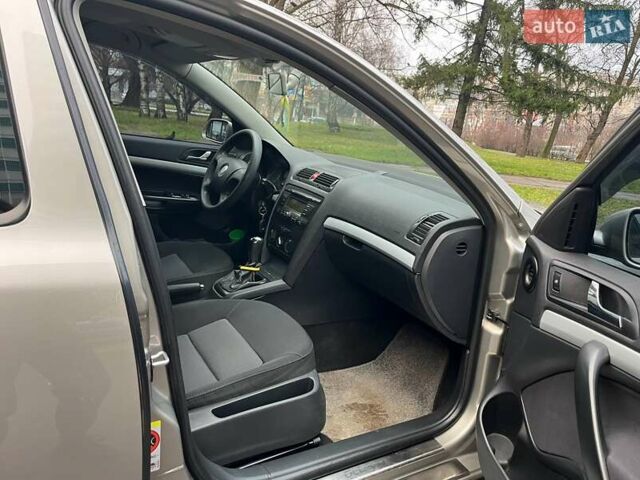 Бежевый Шкода Октавия, объемом двигателя 1.6 л и пробегом 194 тыс. км за 7200 $, фото 6 на Automoto.ua