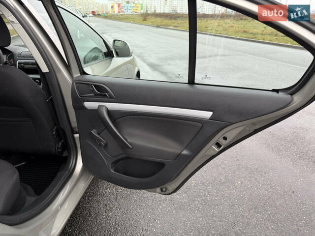 Бежевый Шкода Октавия, объемом двигателя 1.4 л и пробегом 224 тыс. км за 8222 $, фото 55 на Automoto.ua