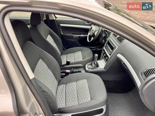 Бежевий Шкода Октавія, об'ємом двигуна 1.6 л та пробігом 59 тис. км за 10700 $, фото 44 на Automoto.ua