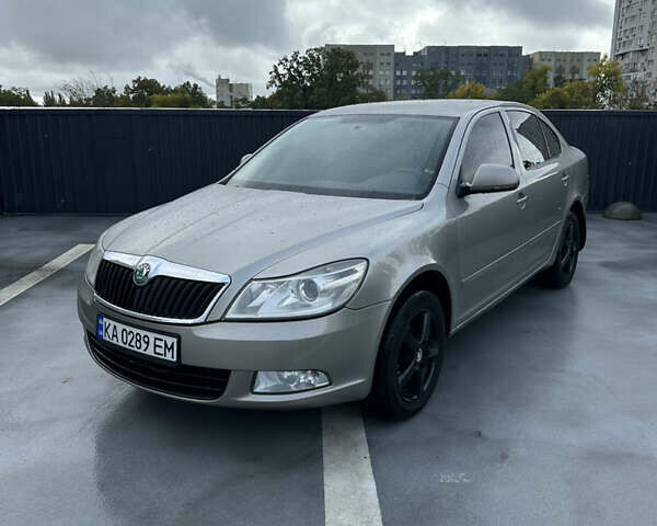 Бежевый Шкода Октавия, объемом двигателя 1.6 л и пробегом 242 тыс. км за 6800 $, фото 1 на Automoto.ua