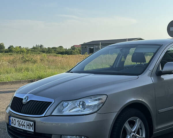 Шкода Октавія 2011 у Виноградове на Automoto.ua Бежевий Шкода Октавія, об'ємом двигуна 1.6 л та пробігом 320 тис. км за 7500 $, фото 2 на Automoto.ua