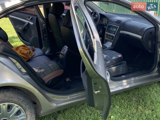 Бежевый Шкода Октавия, объемом двигателя 1.8 л и пробегом 155 тыс. км за 8300 $, фото 2 на Automoto.ua