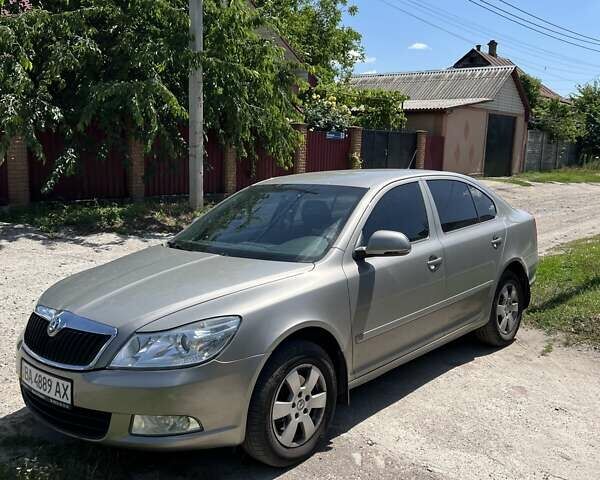 Бежевый Шкода Октавия, объемом двигателя 1.8 л и пробегом 113 тыс. км за 8000 $, фото 1 на Automoto.ua