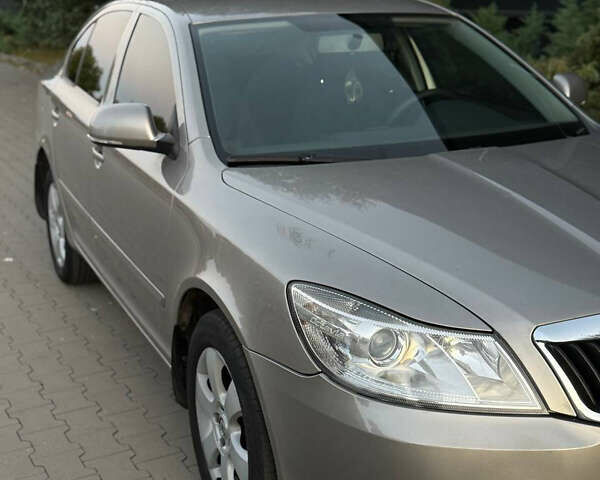 Бежевый Шкода Октавия, объемом двигателя 1.8 л и пробегом 187 тыс. км за 7500 $, фото 2 на Automoto.ua