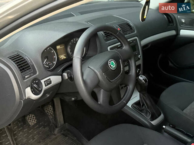 Бежевый Шкода Октавия, объемом двигателя 1.8 л и пробегом 187 тыс. км за 7500 $, фото 12 на Automoto.ua