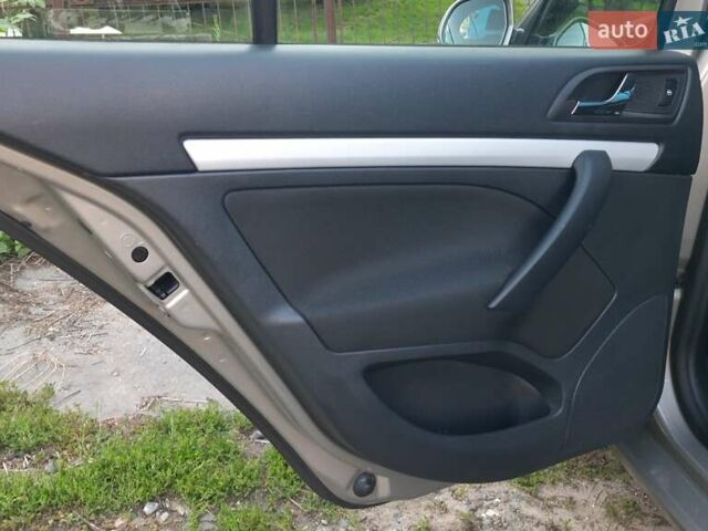 Бежевый Шкода Октавия, объемом двигателя 1.4 л и пробегом 218 тыс. км за 7199 $, фото 25 на Automoto.ua