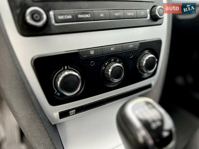 Бежевий Шкода Октавія, об'ємом двигуна 1.6 л та пробігом 226 тис. км за 8100 $, фото 34 на Automoto.ua