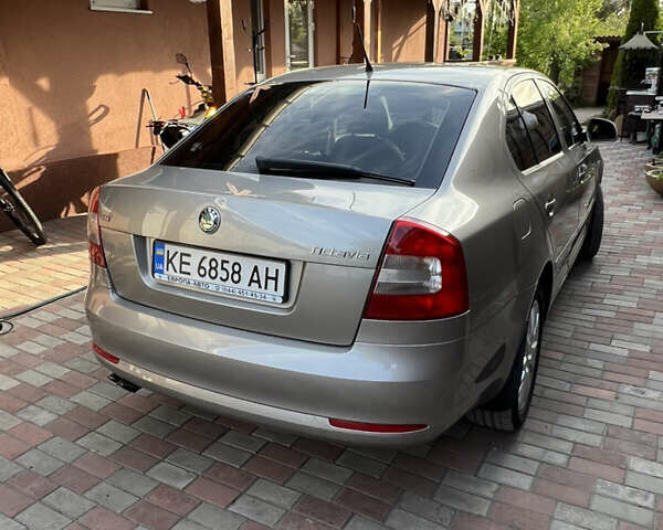 Бежевый Шкода Октавия, объемом двигателя 1.8 л и пробегом 165 тыс. км за 8800 $, фото 1 на Automoto.ua