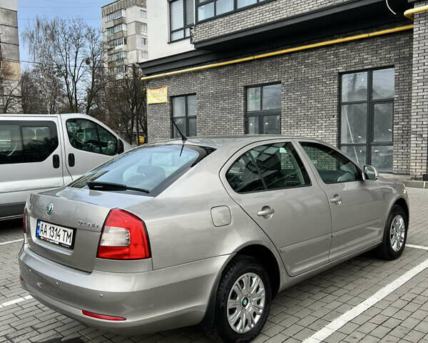 Бежевый Шкода Октавия, объемом двигателя 1.6 л и пробегом 237 тыс. км за 7000 $, фото 2 на Automoto.ua